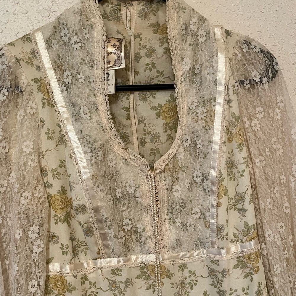 ON HOLD UNTIL THURSDAY 10/09/25

Gunne Sax Cream Floral Lace Maxi Dress